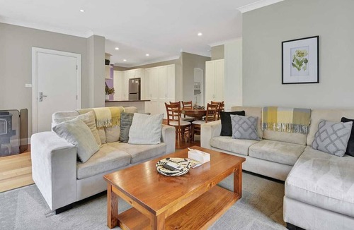 Orange East House | Kinross Cottage - Close to CBD, Comfy & Convenient