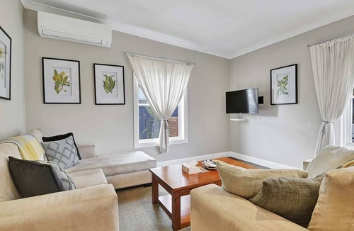 Orange East House | Kinross Cottage - Close to CBD, Comfy & Convenient