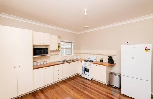 Orange East House | Kinross on Cox Cosy Retreat Opposite KWS