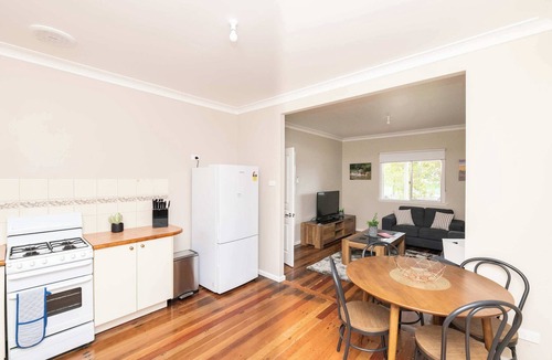 Orange East House | Kinross on Cox Cosy Retreat Opposite KWS