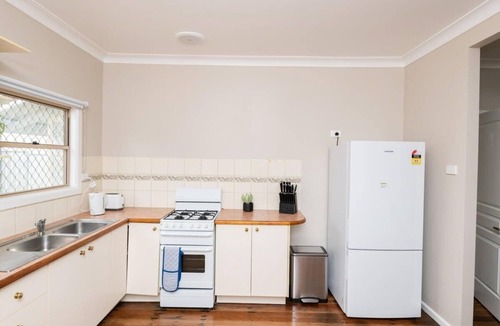 Orange East House | Kinross on Cox Cosy Retreat Opposite KWS