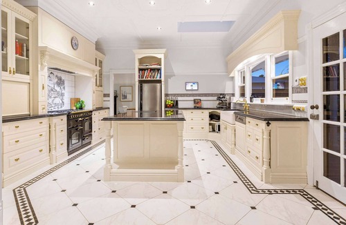 Frankston South House | Kirinaran Manor Pool & Bar Room