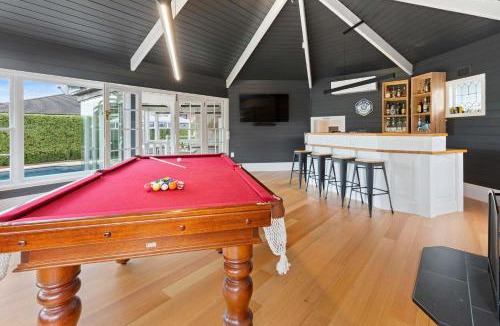 Frankston South House | Kirinaran Manor Pool & Bar Room