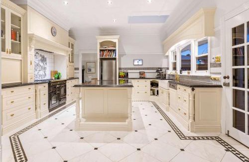 Frankston South House | Kirinaran Manor Pool & Bar Room