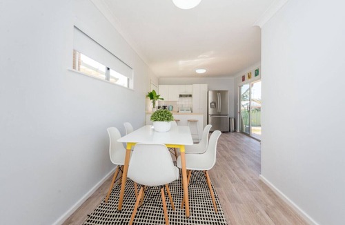 Nelson Bay House | Kookaburra Krib! Walk 2 Little Beach & Shoal Bay
