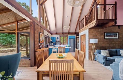 Redgate House | Kookaburra Retreat | Dog Friendly | Forest View