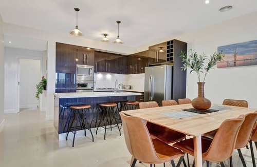 Yarrawonga House | Kudoya Waters overlooking parkland and Lake Mulwala