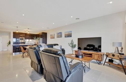 Yarrawonga House | Kudoya Waters overlooking parkland and Lake Mulwala