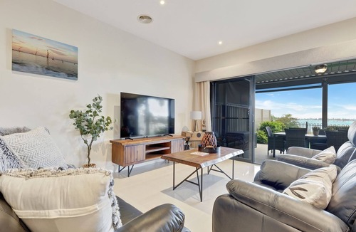 Yarrawonga House | Kudoya Waters overlooking parkland and Lake Mulwala
