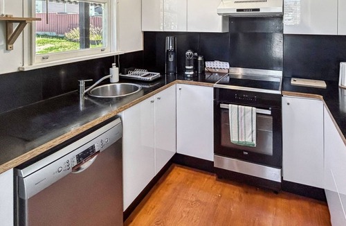 Jindabyne House | Kumquat Cottage pet friendly home with spacious backyard.