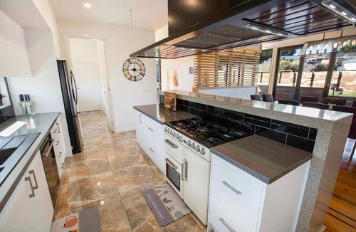 Kalimna House | La Maison Elegante: Located just a short drive from the ocean