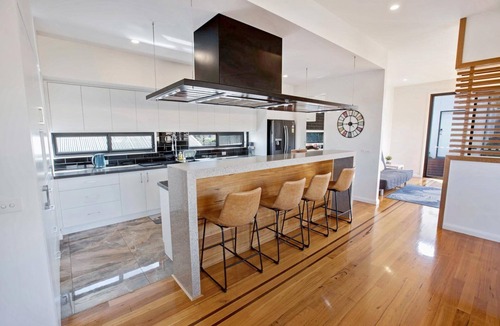 Kalimna House | La Maison Elegante: Located just a short drive from the ocean