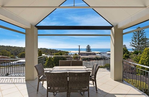 Wamberal House | LA VISTA - OCEAN VIEWS, RESORT STYLE POOL & SPA