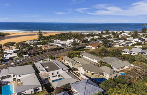 Wamberal House | LA VISTA - OCEAN VIEWS, RESORT STYLE POOL & SPA