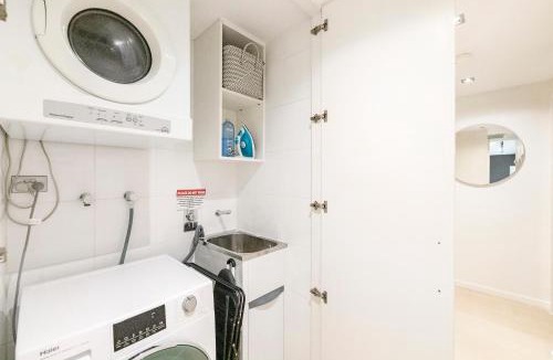 Darwin City Centre Apartment | 'Lady of the Lagoon' Spacious Waterfront Luxury