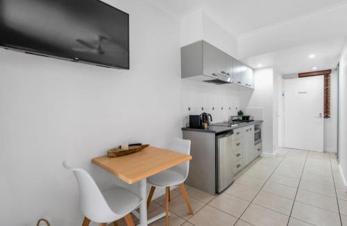 Trinity Beach Hotel | Laguna Edge - Swim-Out Studio, near Sea & Dining