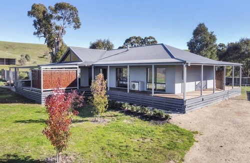 Mansfield House | Lake Breeze Lakeside Holiday House