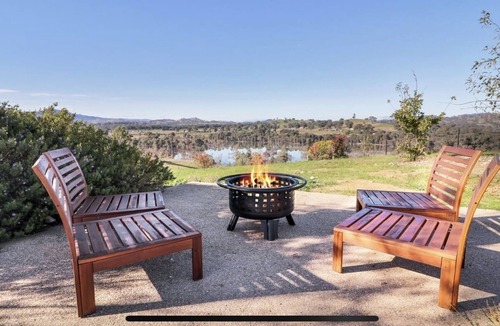 Mansfield House | Lake Breeze Lakeside Holiday House