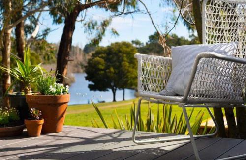 Daylesford House | Lake Como Villa - Lake Daylesford on your doorstep
