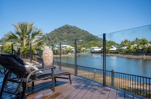 Trinity Beach House | Lake House, stroll to beach & cafes- Pets Welcome