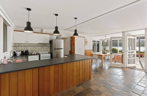 Mansfield House | Lake Lodge - Mansfield Waterfront