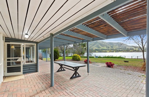 Mansfield House | Lake Lodge - Mansfield Waterfront