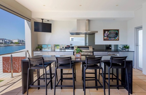 West Lakes Shore House | Lake Luxe - Waterfront, Pool, Free WiFi & Parking