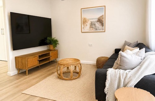 Belmont North House | Lake Macquarie Getaway - 3BR - Deck - Games Room