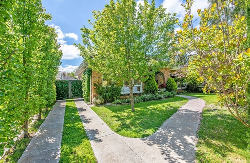 Lake Wendouree House | Lake side & opposite botanical gardens! Views!