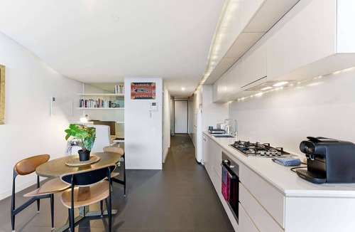 City West Apartment | Lake View 1-Bed Apartment Canberra Centre