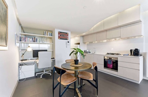 City West Apartment | Lake View 1-Bed Apartment Canberra Centre