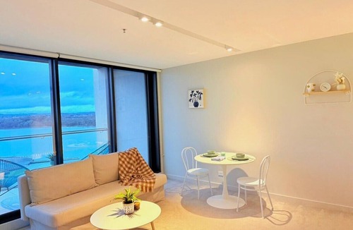 Florey House | Lake view 1bed with car parking walk to westfield