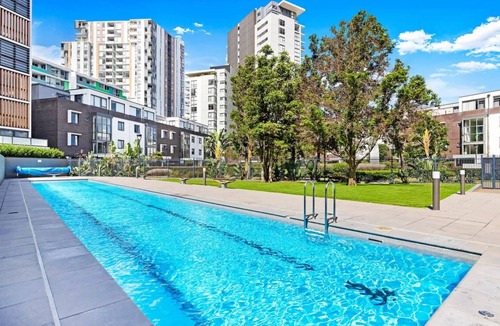 Wolli Creek Apartment | Lake View 3BR Close to City, Airport, Parking