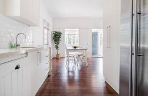 Peregian Beach Cottage | Lake Weyba Noosa Lodge & friendly kangaroos