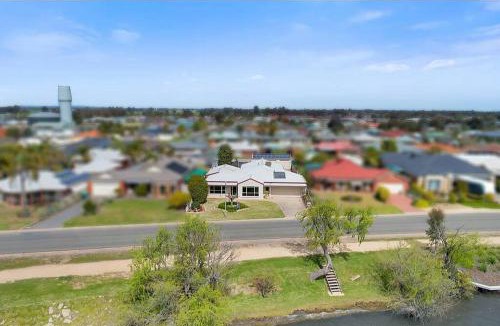 Yarrawonga House | Lakefront Beauty ! Pet friendly