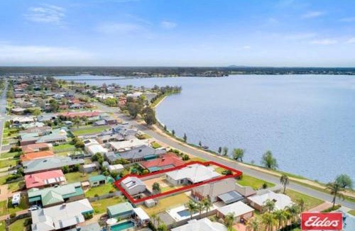 Yarrawonga House | Lakefront Beauty ! Pet friendly