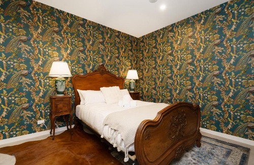 Canberra Apartment | Lakefront Modern Luxury - Paris Meets Canberra - Hosted by Canstay