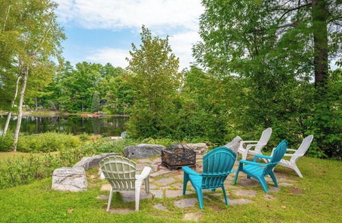 Bala Cottage | Lakefront Muskoka Cottage | Fire Pit, BBQ & Water Toys