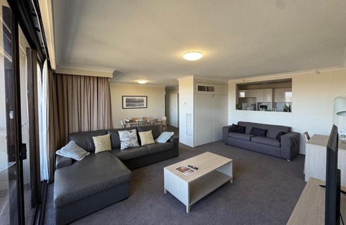 City West Apartment | Lakefront Panorama – Sky Collection Suite