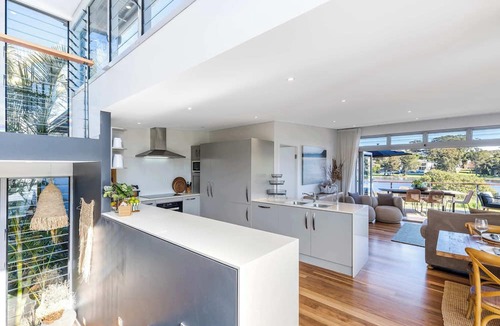 Wamberal House | Lakefront. Terrigal Beach Walk. Sleeps 10
