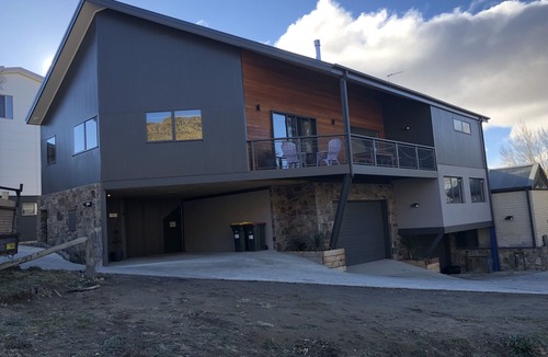 East Jindabyne Apartment | Lakefront@tyrolean is a high end apartment that has your holiday plans sorted.