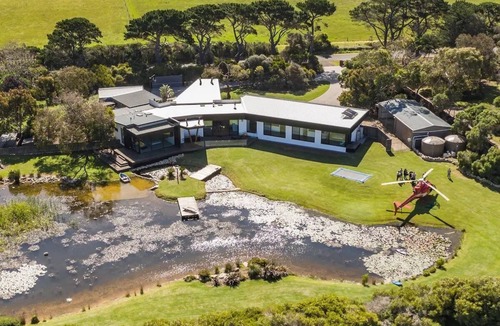 Newhaven House | Lakehouse Estate is on 3 acres with private lake