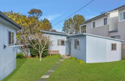 Buff Point House | Lakes Edge Cottage Pet Friendly Waterfront Escape