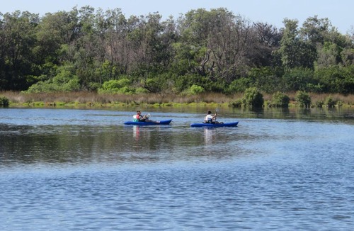 Lakes Entrance Hotel | Lakes Entrance Waterfront Cottages with King Beds