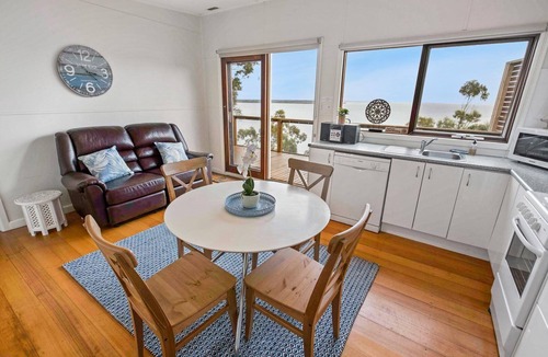 Metung House | Lakescapes Cottage: Relax & enjoy 180 degrees, uninterrupted water views