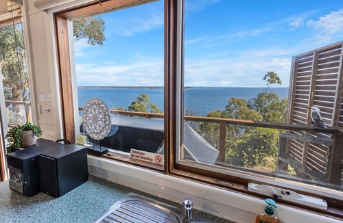 Metung House | Lakescapes Cottage: Relax & enjoy 180 degrees, uninterrupted water views