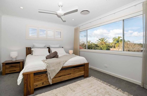 Warners Bay House | Lakeshore Serenity @ Warners Bay