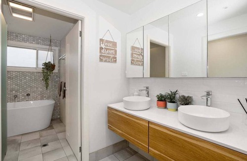Warners Bay House | Lakeshore Serenity @ Warners Bay