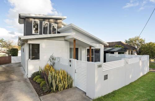 Warners Bay House | Lakeshore Serenity @ Warners Bay