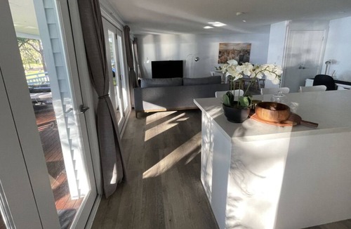 Gwandalan House | Lakeside 3 bedroom holiday cottage